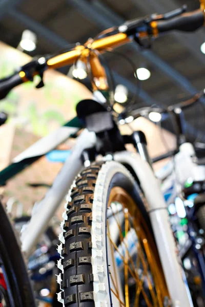 Bicicleta de montaña deportiva en tienda de bicicletas — Foto de Stock