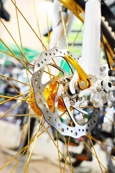 Travão de disco na roda dianteira da bicicleta esportiva moderna — Fotografia de Stock