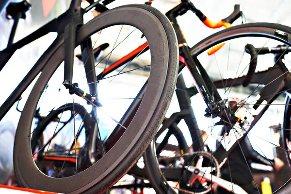 Bicicletas de corrida na loja na loja . — Fotografia de Stock