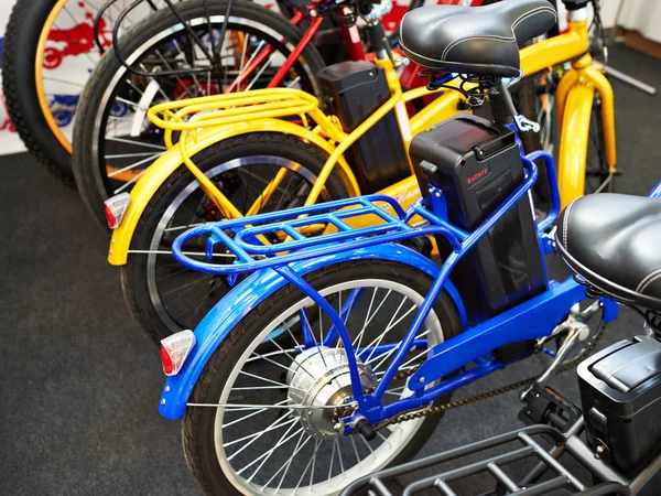 Электровелосипеды в магазине — стоковое фото