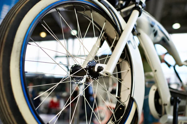 Roda dianteira da bicicleta personalizada — Fotografia de Stock