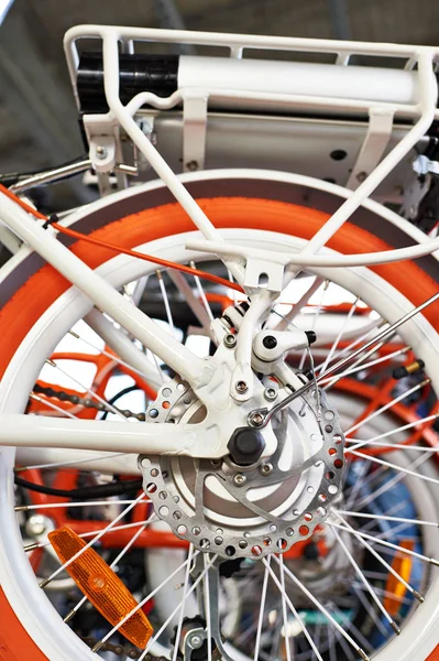 Дисковый тормоз на заднем колесе электрического велосипеда — стоковое фото
