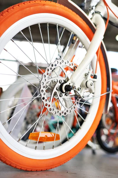 Bicicleta naranja blanca en tienda de bicicletas — Foto de Stock