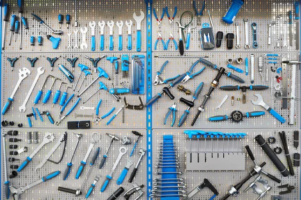 Ständer mit Werkzeug auf Fahrradwerkstatt — Stockfoto