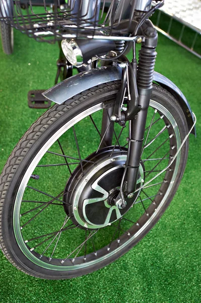 Передний электрический велосипед с двигателем — стоковое фото