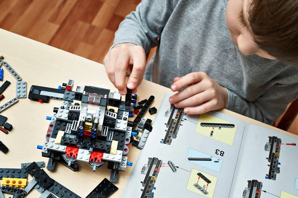 小男孩收集儿童塑料建筑玩具 — 图库照片