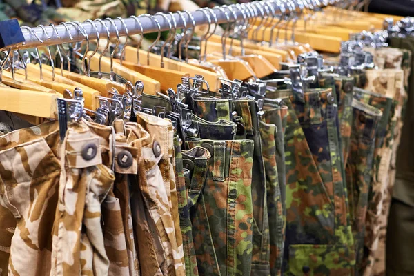 Kleding voor de jacht en de visvangst in de winkel — Stockfoto