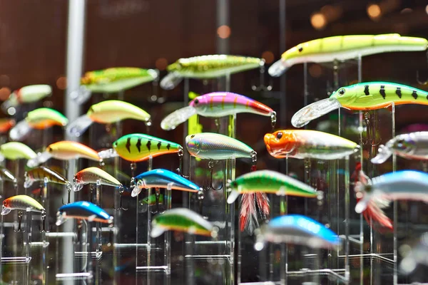 Coloridos cebos de pesca de plástico en la tienda —  Fotos de Stock