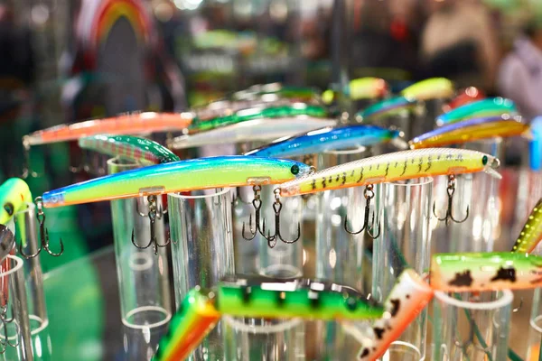 Coloridos cebos de pesca de plástico en la tienda —  Fotos de Stock