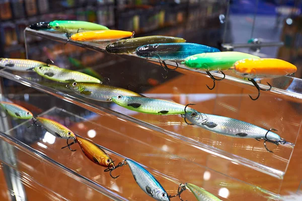 Coloridos cebos de pesca de plástico en la tienda — Foto de Stock