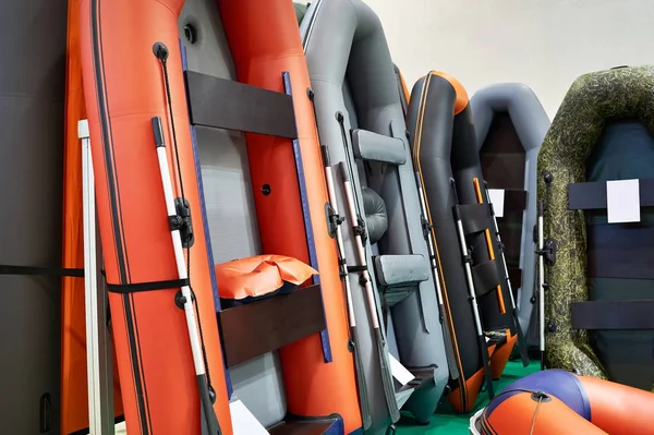 Barcos inflables de goma para la pesca en tienda de deporte — Foto de Stock