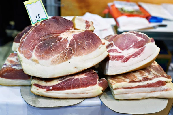 Свиное сало в магазине — стоковое фото