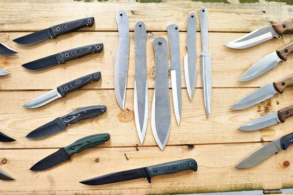 Hunting and tactical knives on wooden stand in store — Stock Photo, Image