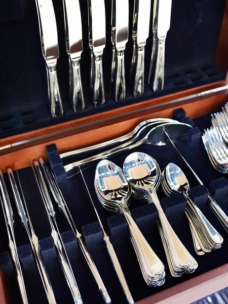 Posate, cucchiai e coltelli su velluto blu scuro — Foto Stock