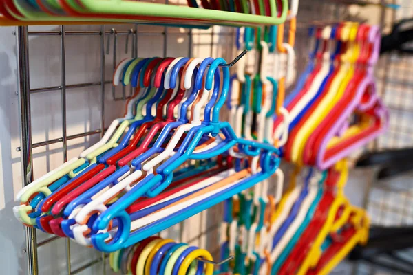 Cintres en plastique coloré dans la quincaillerie — Photo