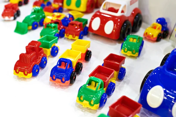 Juguete coches de plástico para niños — Foto de Stock