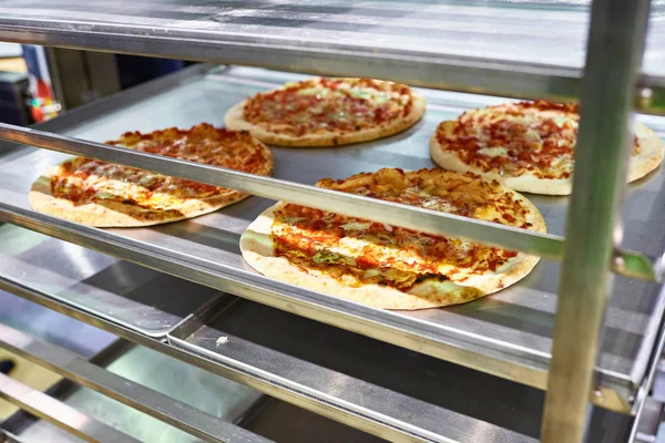 Pizza caliente preparada en rack antes del envío para la entrega — Foto de Stock