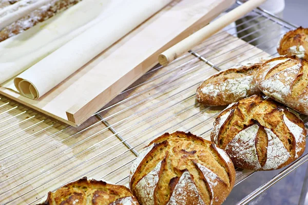 ขนมปังสดกับเปลือกในเบเกอรี่ — ภาพถ่ายสต็อก