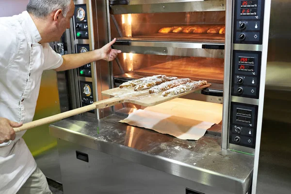 Baker hornea pan en el horno — Foto de Stock