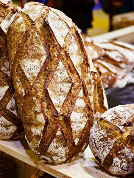 Färskt bröd med skorpa — Stockfoto