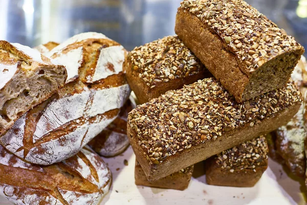 Friss kenyérrel, magok és gabona — Stock Fotó