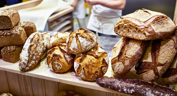 Φρέσκο ψωμί πάνω σε πάγκο στο φούρνο — Φωτογραφία Αρχείου