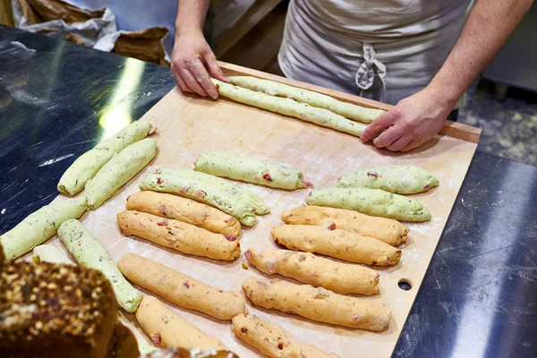 Extender la masa antes de hornear pan en la panadería — Foto de Stock