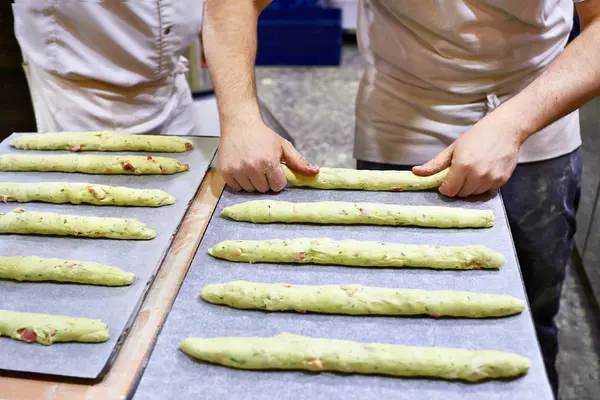 Extender la masa antes de hornear pan en la panadería — Foto de Stock