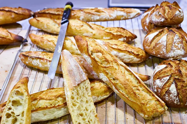 Färsk baguette bröd med skorpa i bageri — Stockfoto