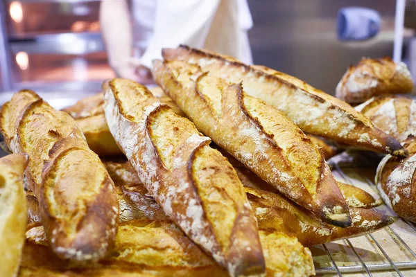Färsk baguette bröd med skorpa i bageri — Stockfoto