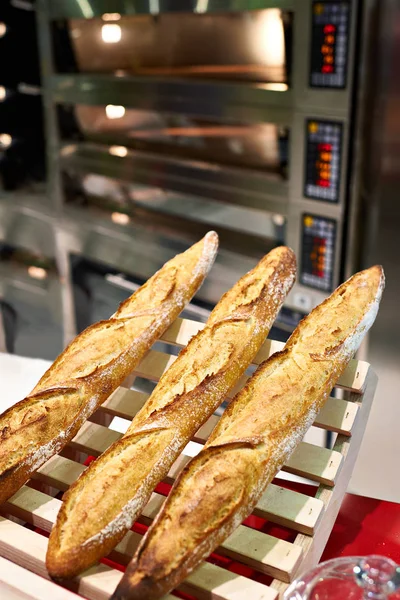 Vers stokbrood brood en oven in bakkerij — Stockfoto