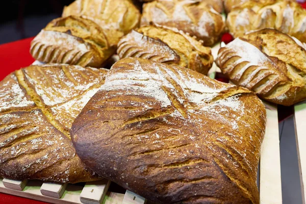 Färskt bröd på disken i butiken — Stockfoto