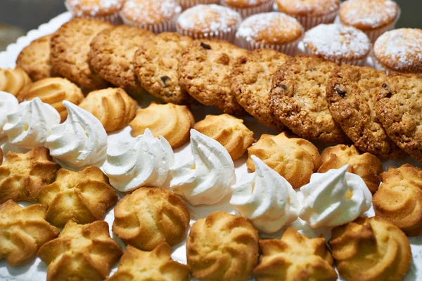 Pliki cookie i Bezy na talerzu — Zdjęcie stockowe