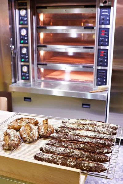 Pan fresco de baguette y horno en panadería — Foto de Stock