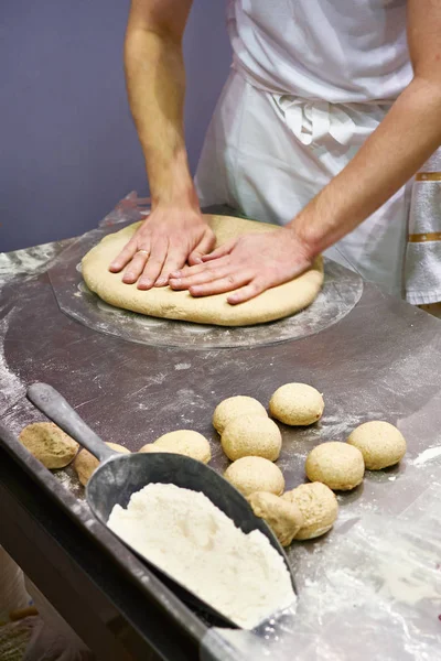 Cocine prepara la masa para el pan antes de hornear — Foto de Stock