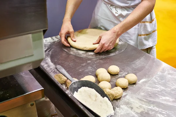 Cook prepares the dough for bun before baking — Stock Photo, Image
