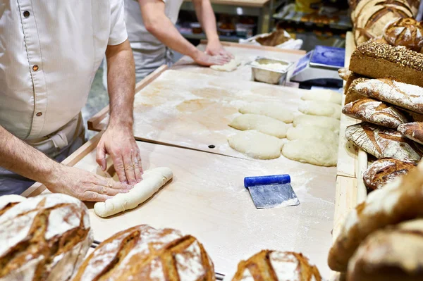 Fabricación de pan de masa en panadería — Foto de Stock