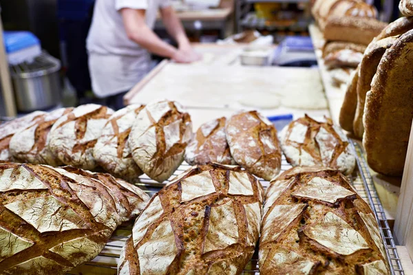 Bröd och deg limpa i bageri — Stockfoto