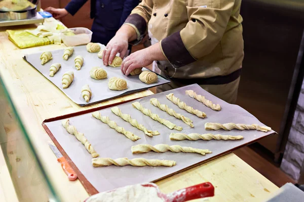 Cocinar prepara la confitería de la masa para hornear — Foto de Stock