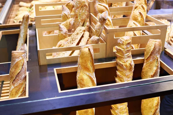 Φρέσκο ψωμί λευκό σε ξύλινα κιβώτια σε μανάβικο — Φωτογραφία Αρχείου
