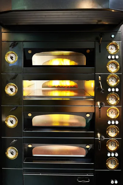 Черная печь в пекарне — стоковое фото