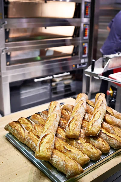 Μπαγκέτα φρέσκο ψωμί και φούρνος σε αρτοποιείο — Φωτογραφία Αρχείου