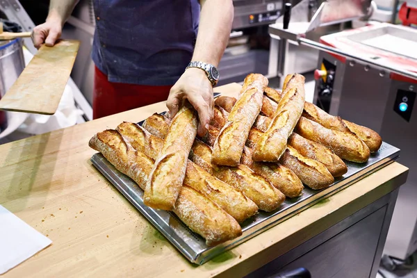 Bäcker mit frisch gebackenem Brot — Stockfoto