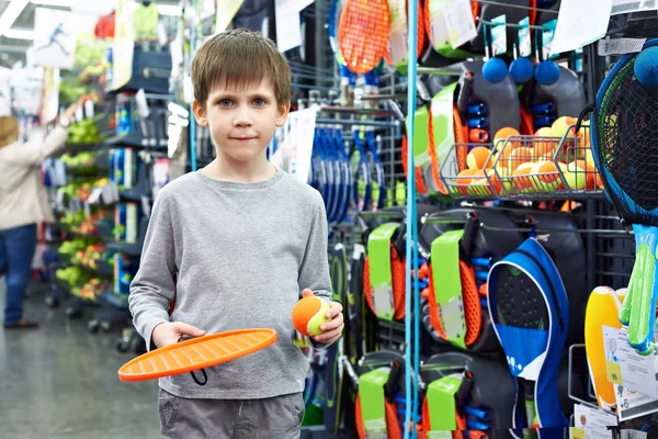Chlapec s raketa a míček na plážový tenis v obchodě — Stock fotografie