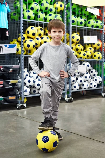 Αγόρι με μπάλα ποδοσφαίρου στο κατάστημά sport — Φωτογραφία Αρχείου