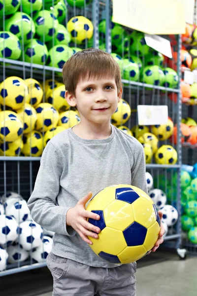 Menino com bola de futebol na loja de desporto — Fotografia de Stock