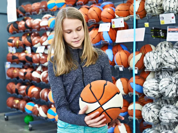 Девушка с баскетболом в магазине — стоковое фото