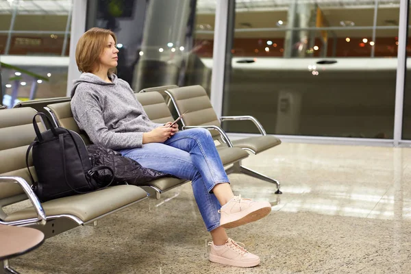 Vrouw in luchthaven — Stockfoto