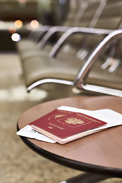 Passaportes e bilhetes para o voo em cadeira no aeroporto — Fotografia de Stock