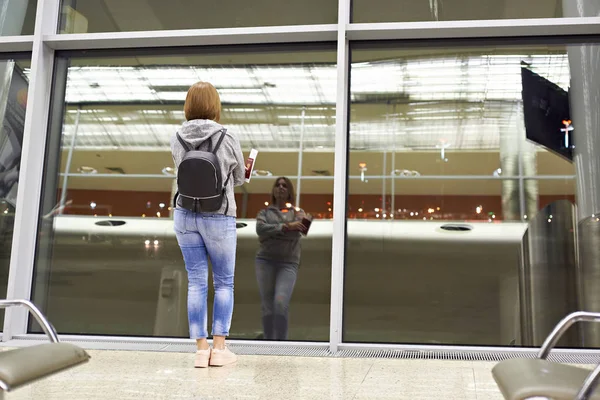 Donna in aeroporto — Foto Stock